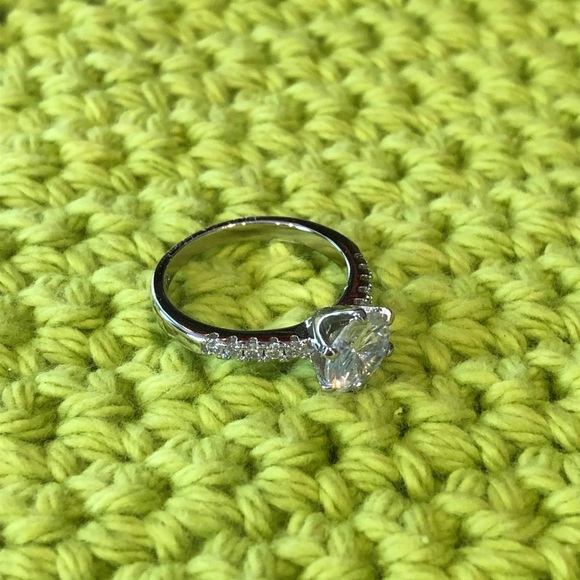 Engagement ring - Picture 4 of 5